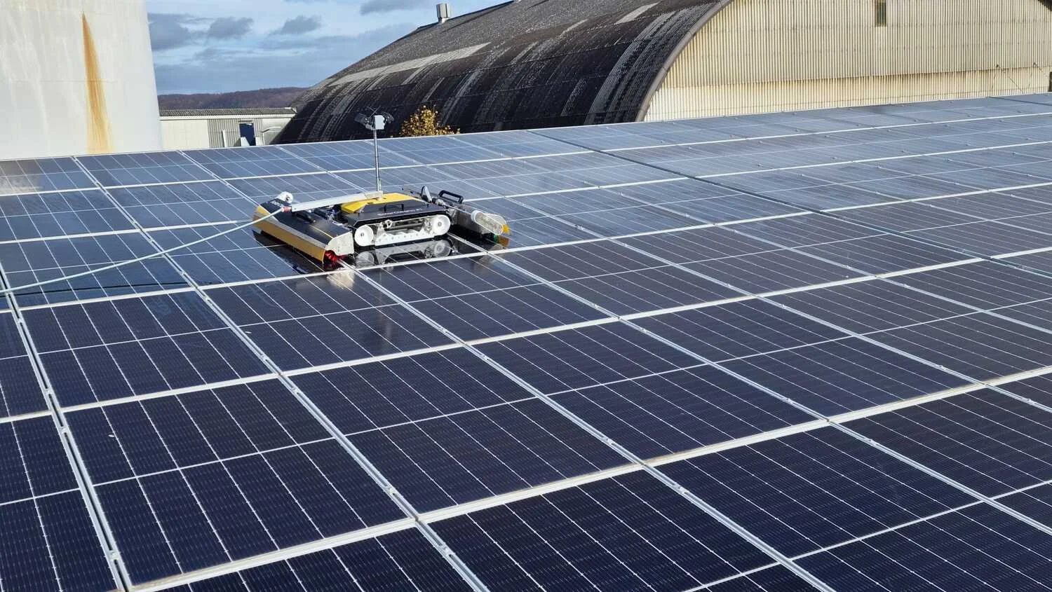 Reinigungsroboter auf einer gewerblichen Photovoltaikanlage