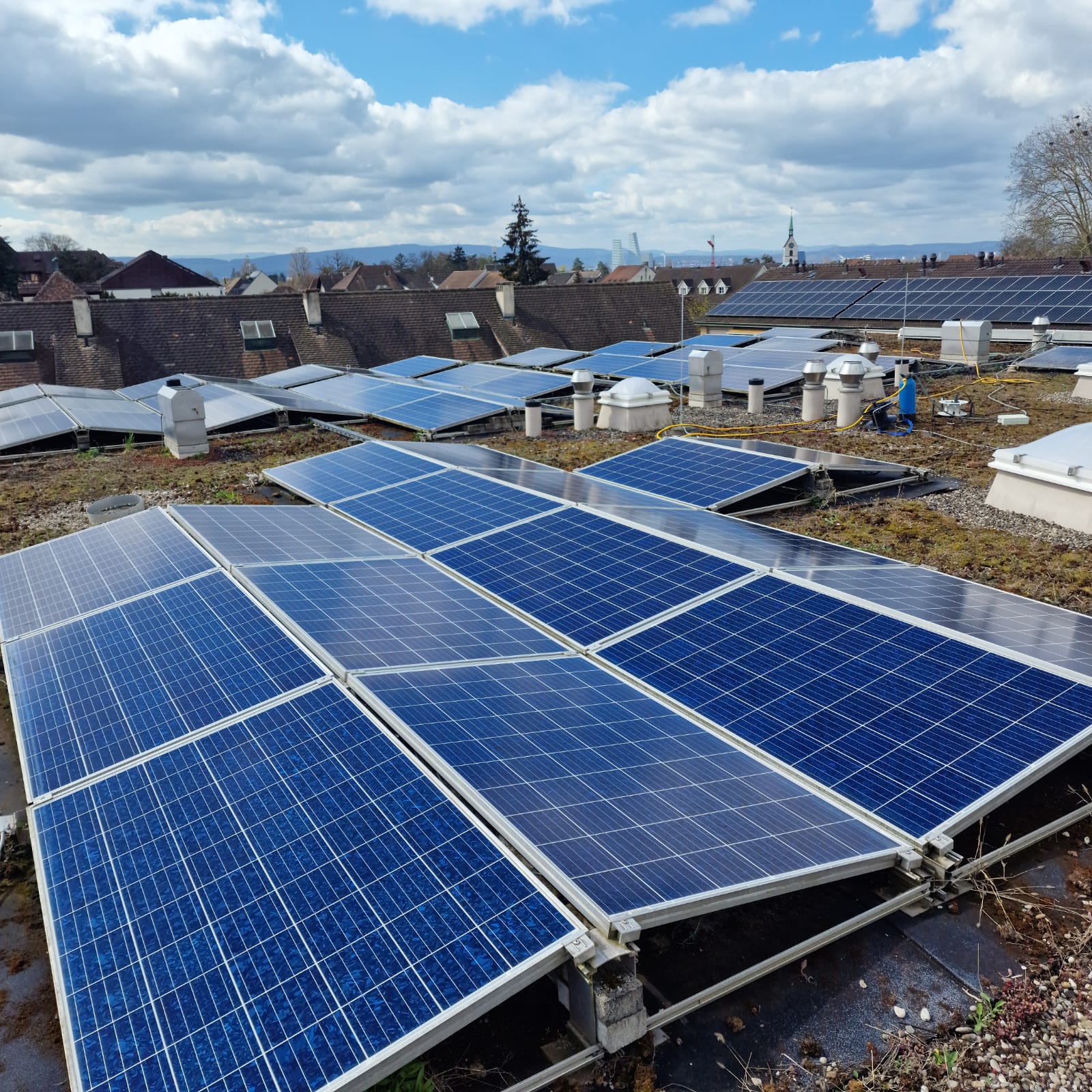 Reinigungsroboter bei der Reinigung einer grossen Industrie-PV-Anlage
