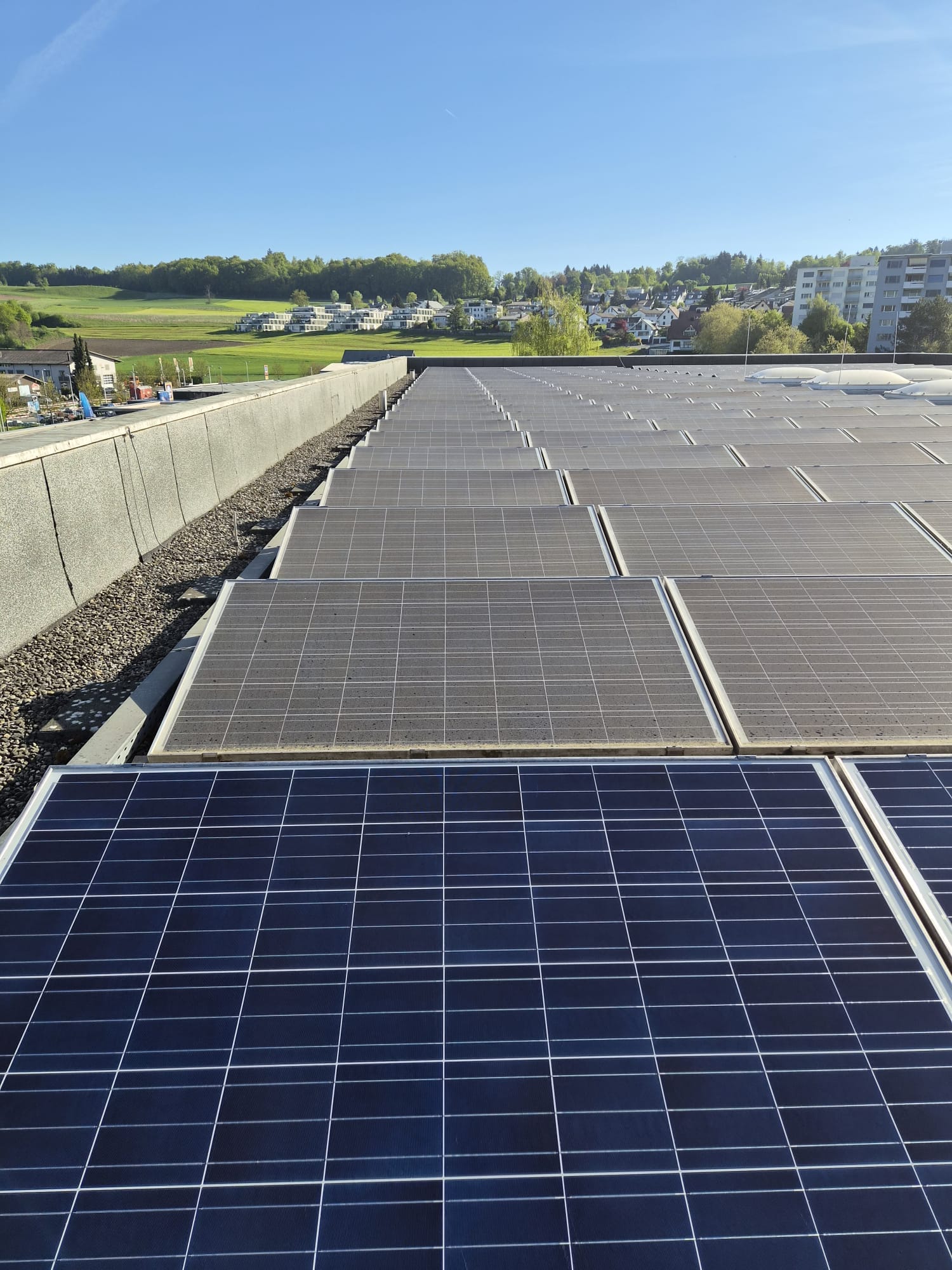 Grossflächige Photovoltaikanlage auf einem Industriedach mit rund 5’000 m²