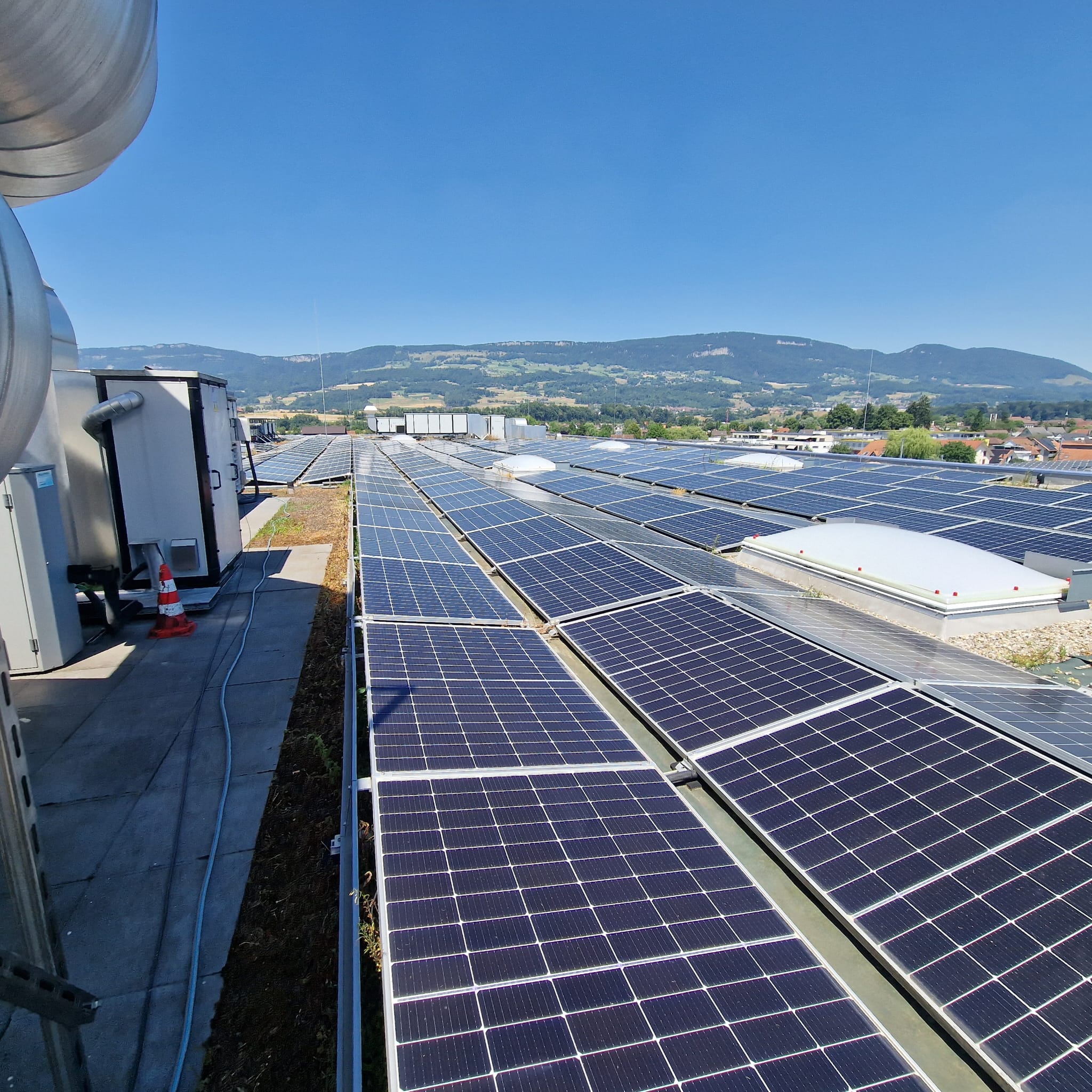 Reihen von Solarmodulen auf einem grossen Industriedach