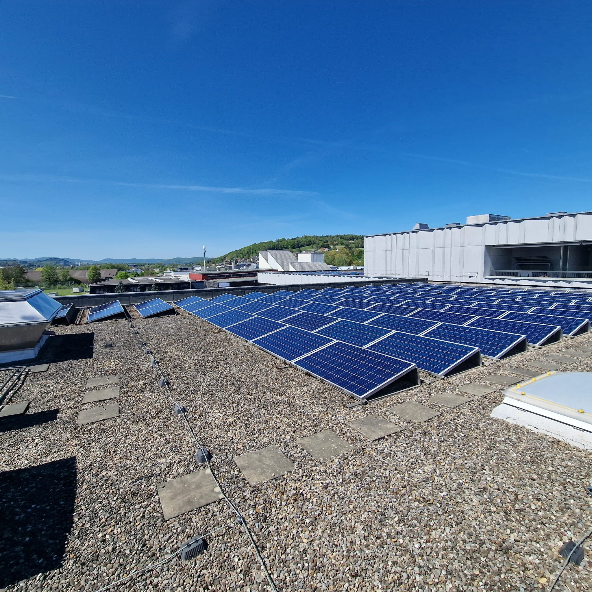 Photovoltaikanlage auf einem grossen Flachdach eines Industriekunden