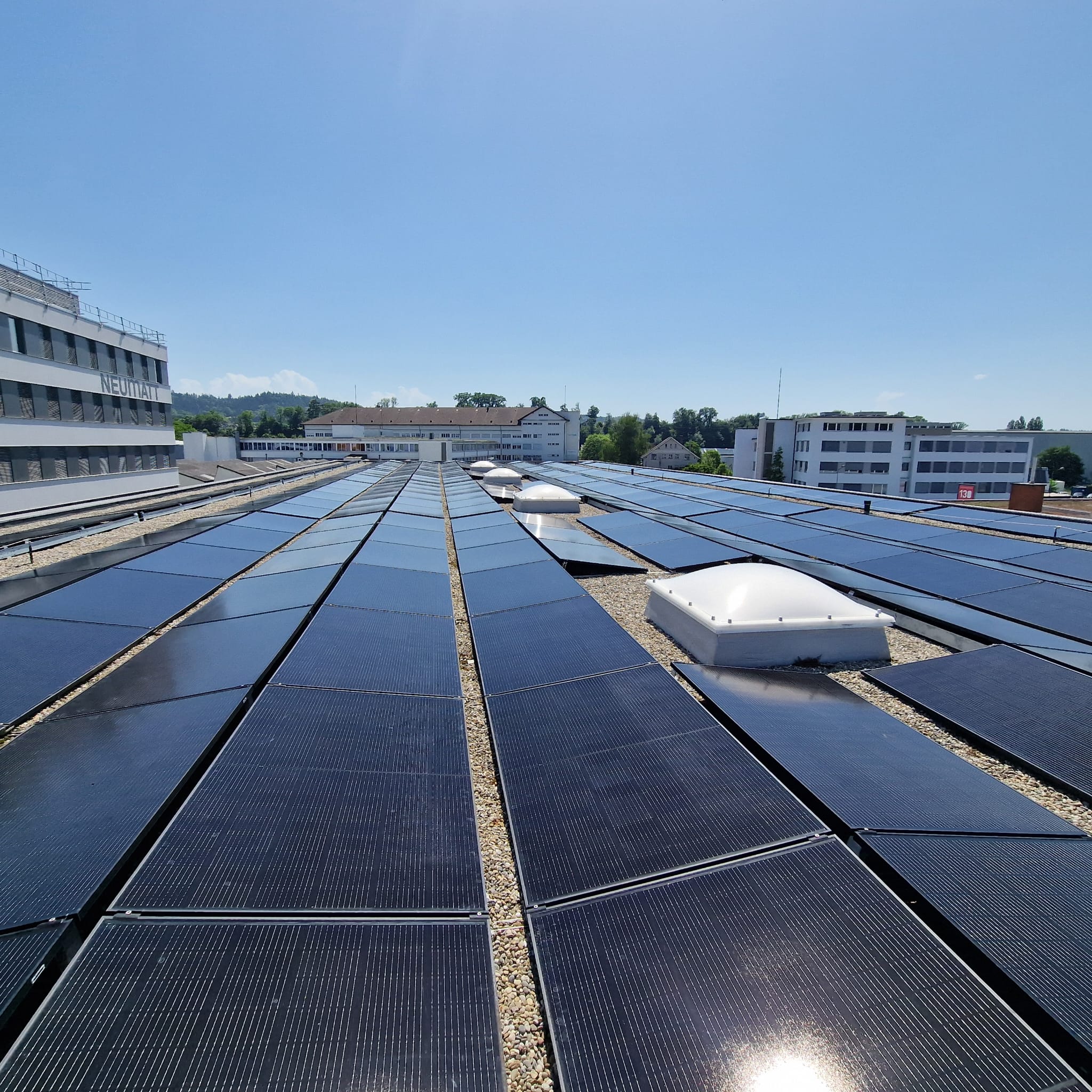 Photovoltaikanlage auf einem Gewerbedach in Solothurn