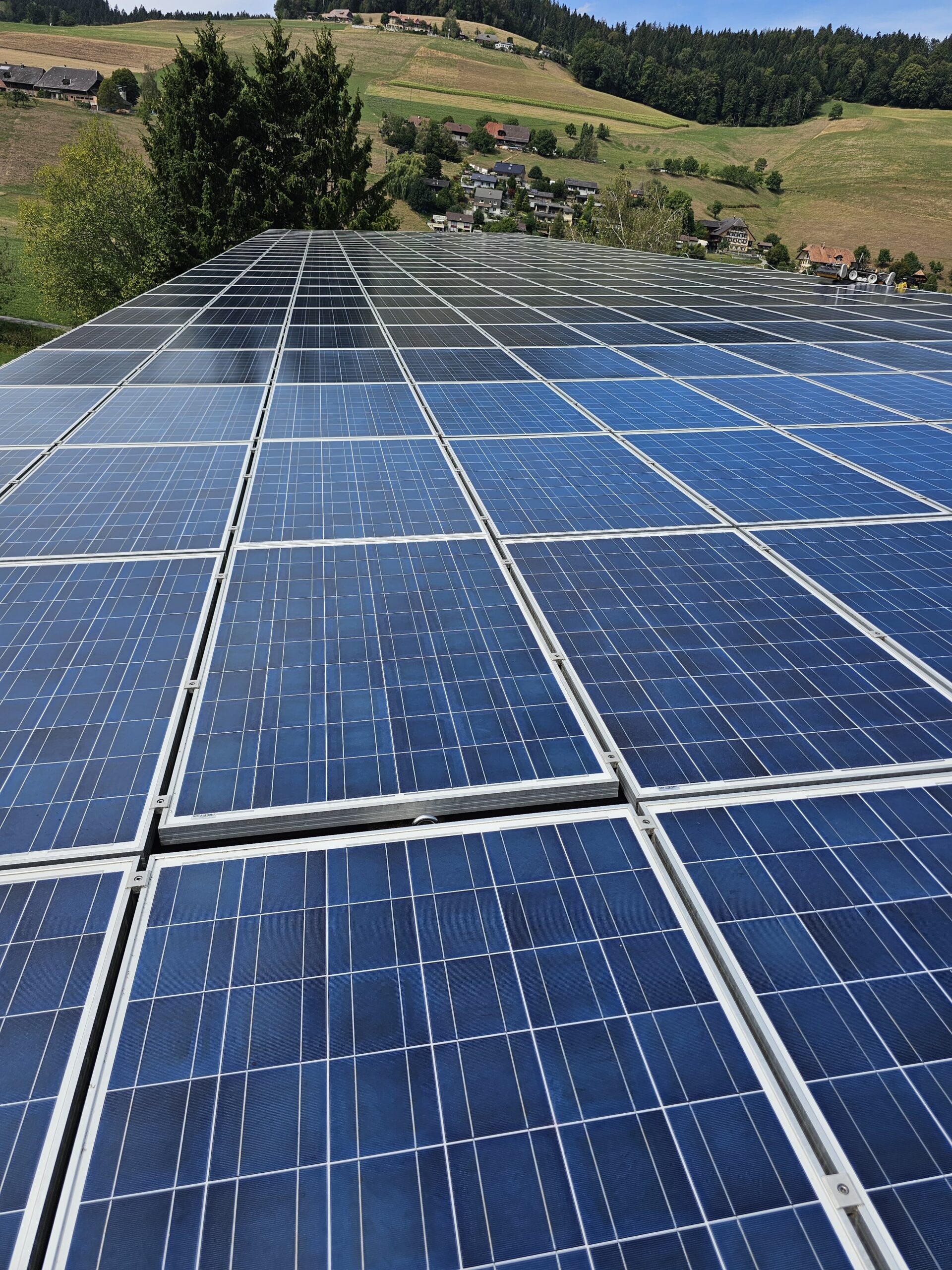 Grossflächige Photovoltaikanlage mit rund 12’000 m² auf einem Gewerbedach in Zürich