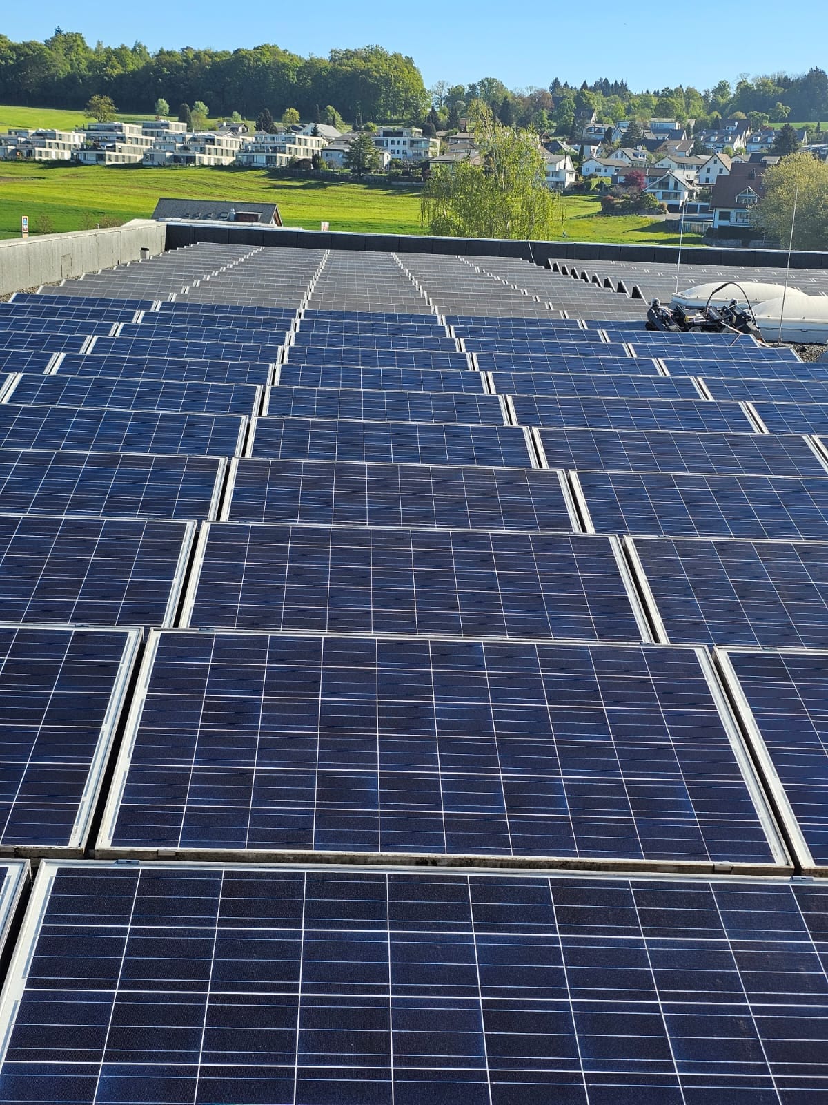 Reihen von Solarmodulen auf einer grossflächigen Industrieanlage