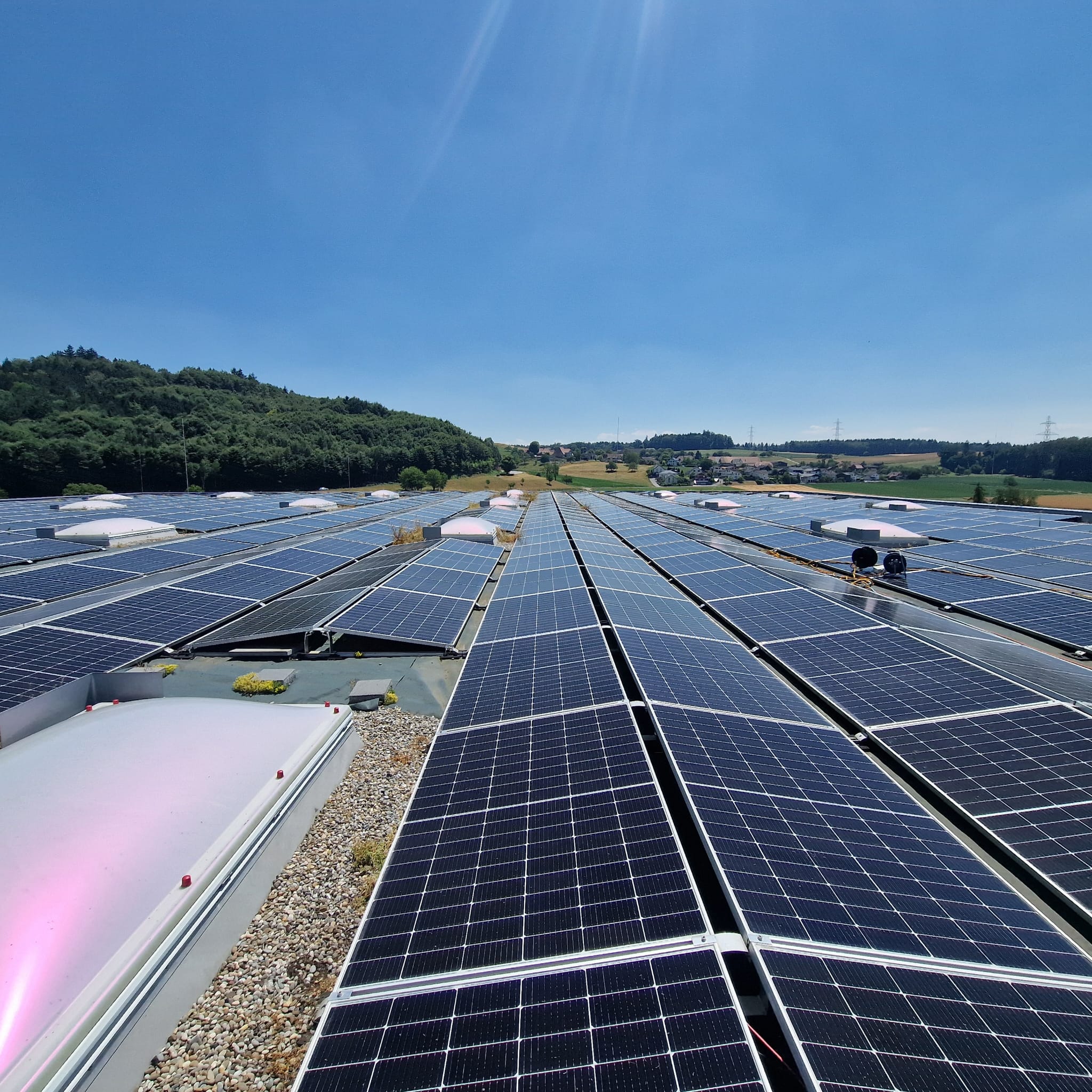 Photovoltaikmodule auf einer grossflächigen Industrieanlage