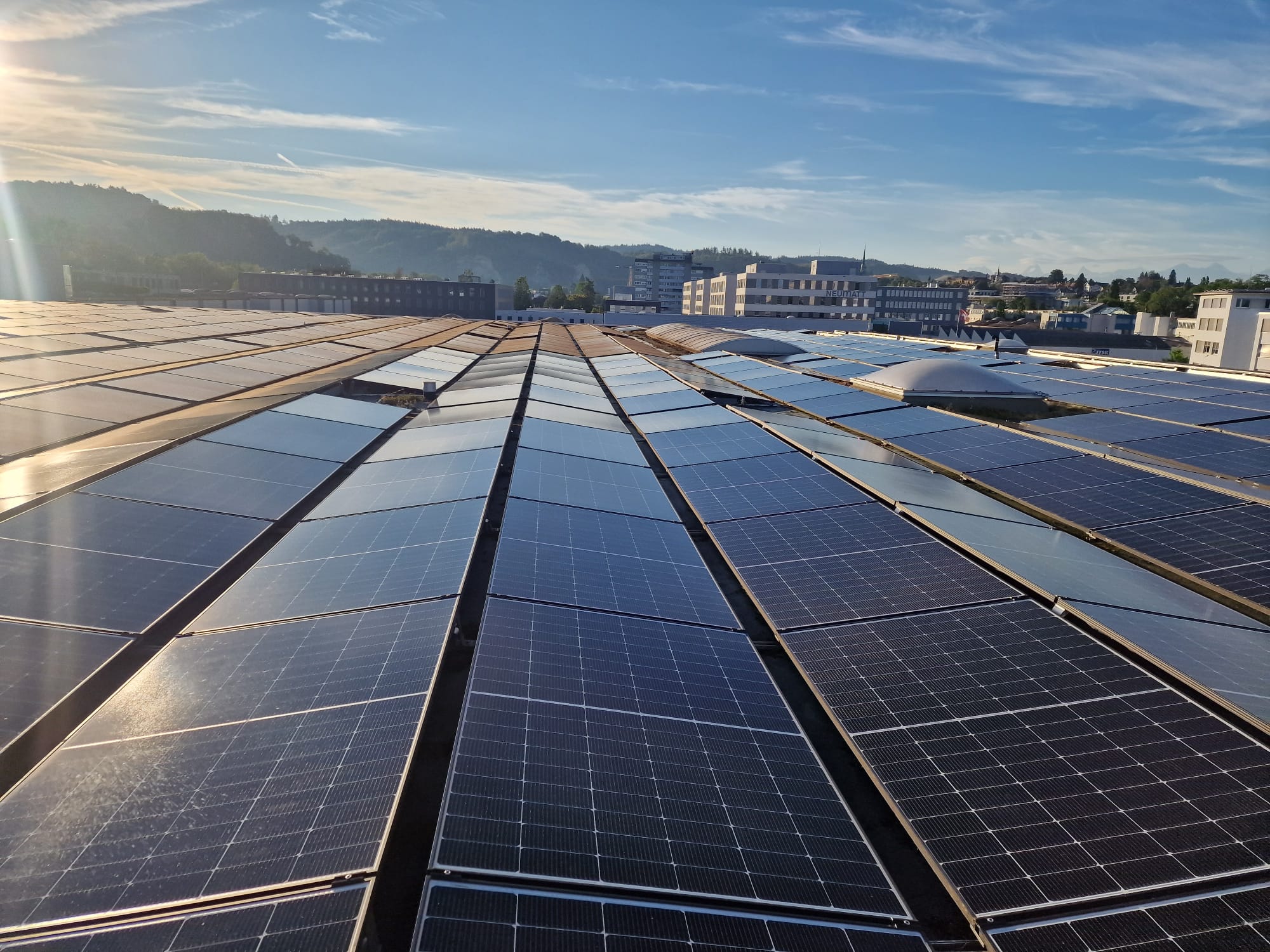 Grossflächige Solaranlage auf einem Gewerbedach im Kanton Bern