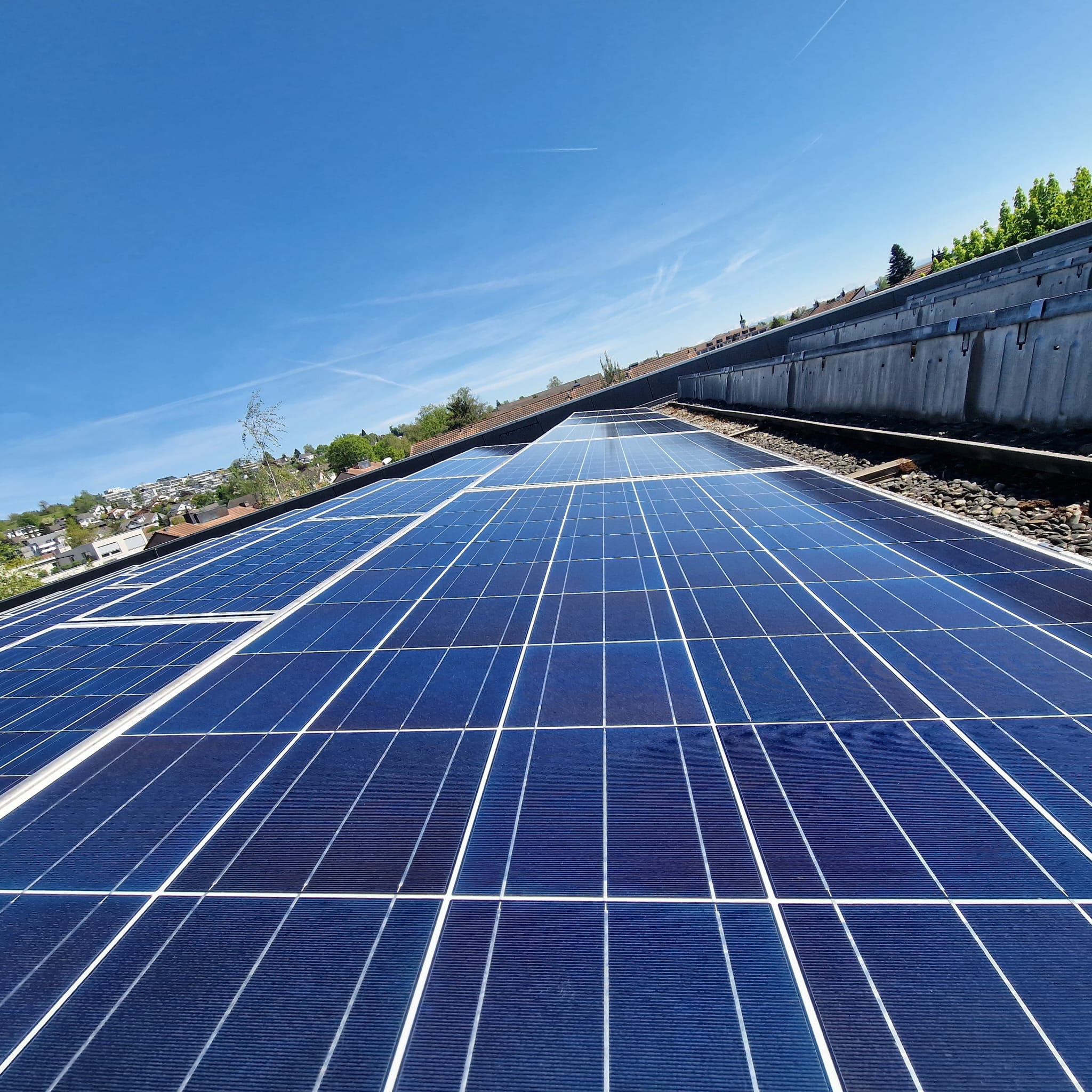 Saubere Solarmodule einer rund 5’000 m² grossen Photovoltaikanlage
