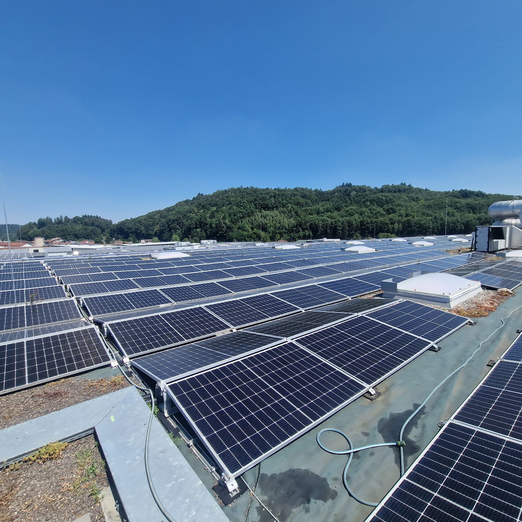 Photovoltaikmodule auf einer grossflächigen Industrieanlage