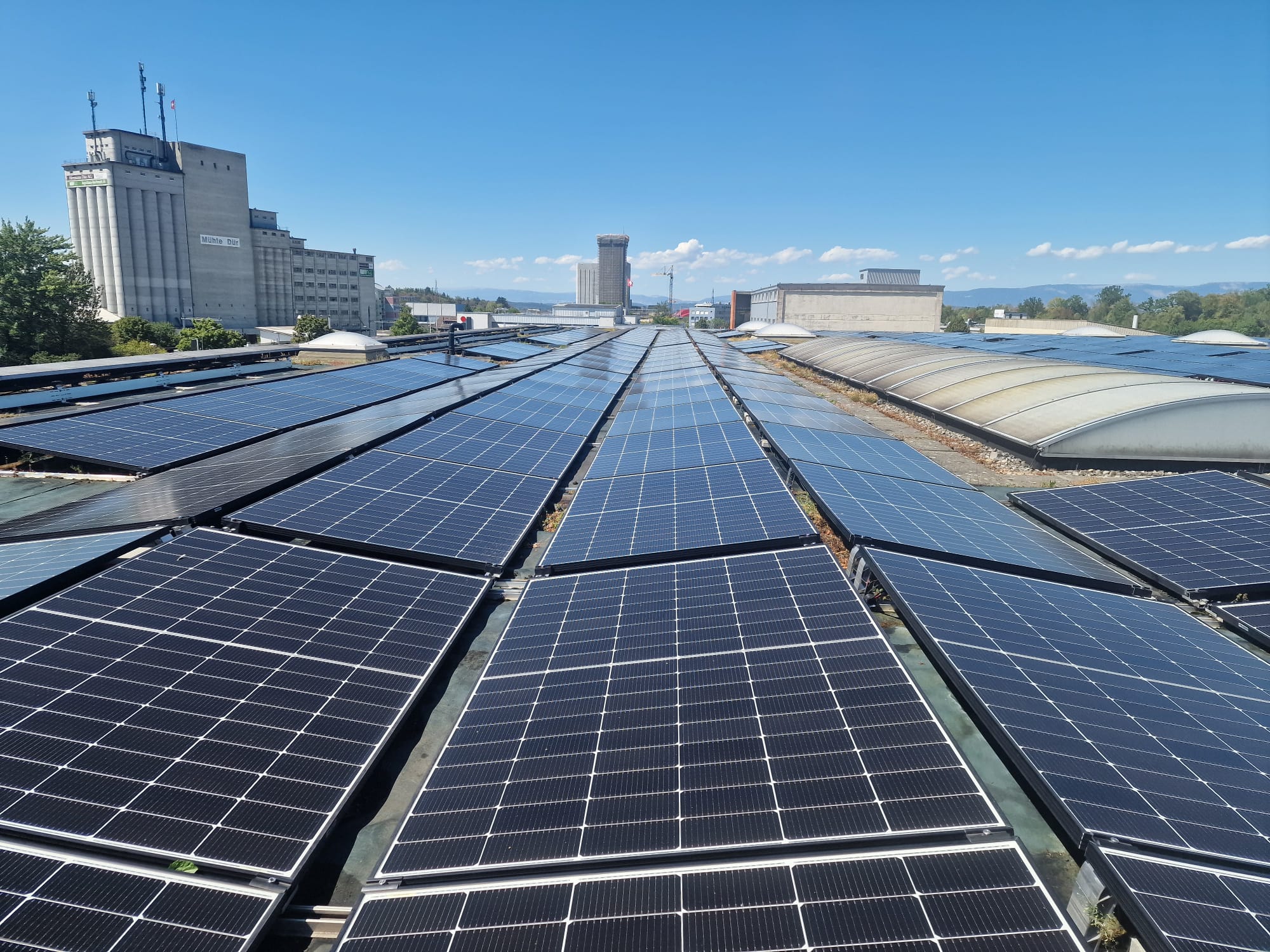 Gereinigte Photovoltaikmodule einer 6’000 m² Grossanlage im Kanton Bern