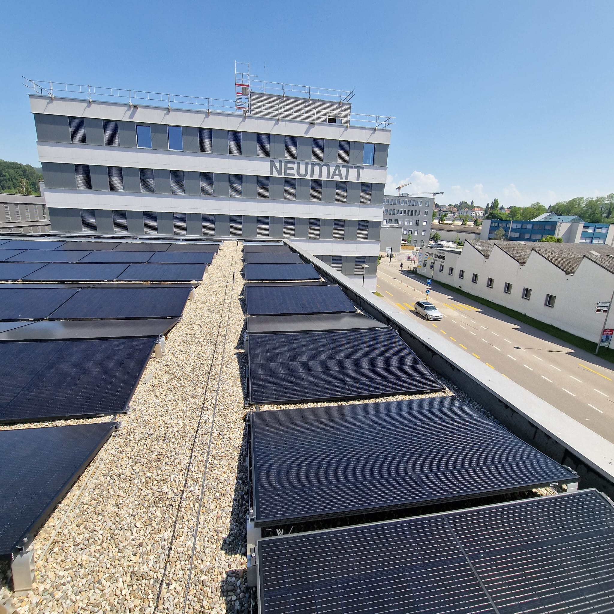 Photovoltaikanlage auf einem Gewerbedach in Solothurn
