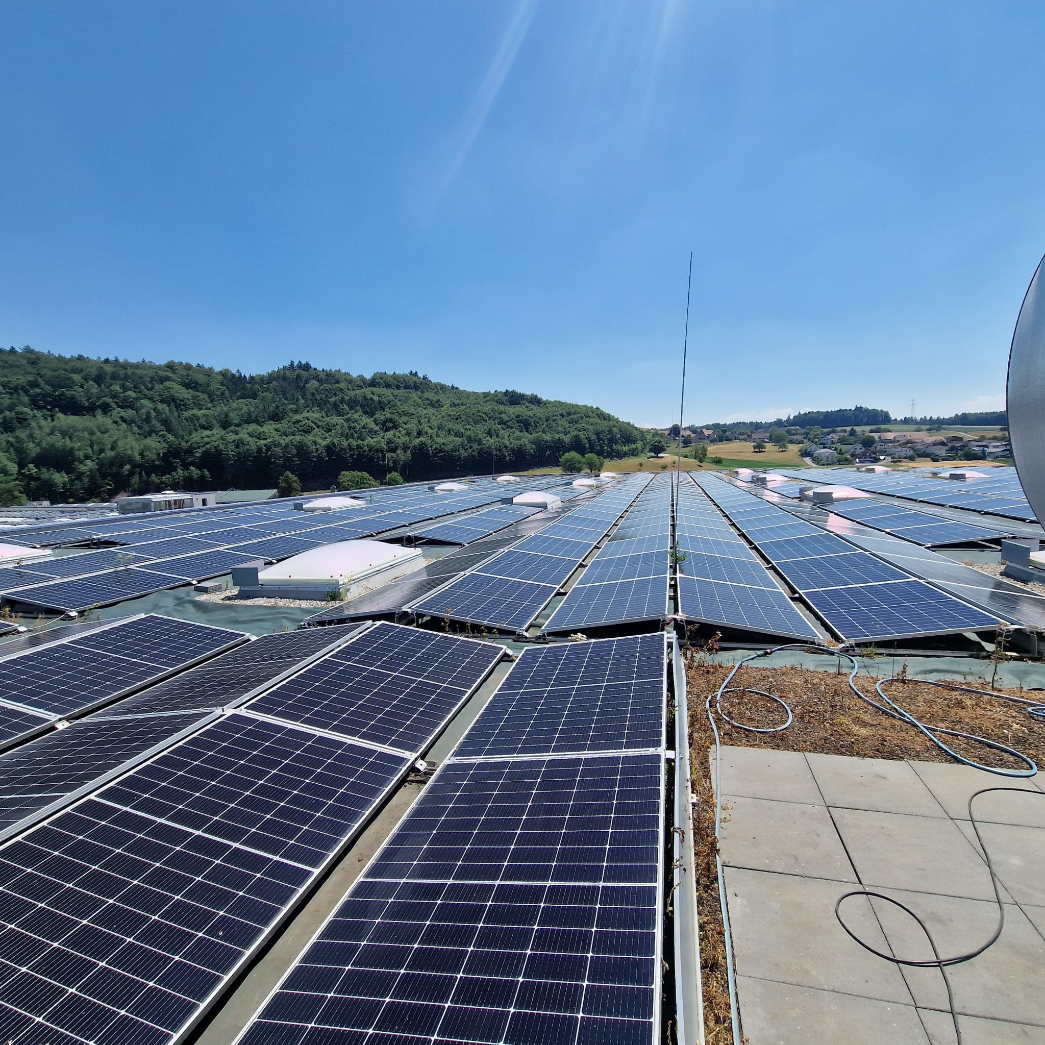 Reihen von Solarmodulen auf einem grossen Industriedach