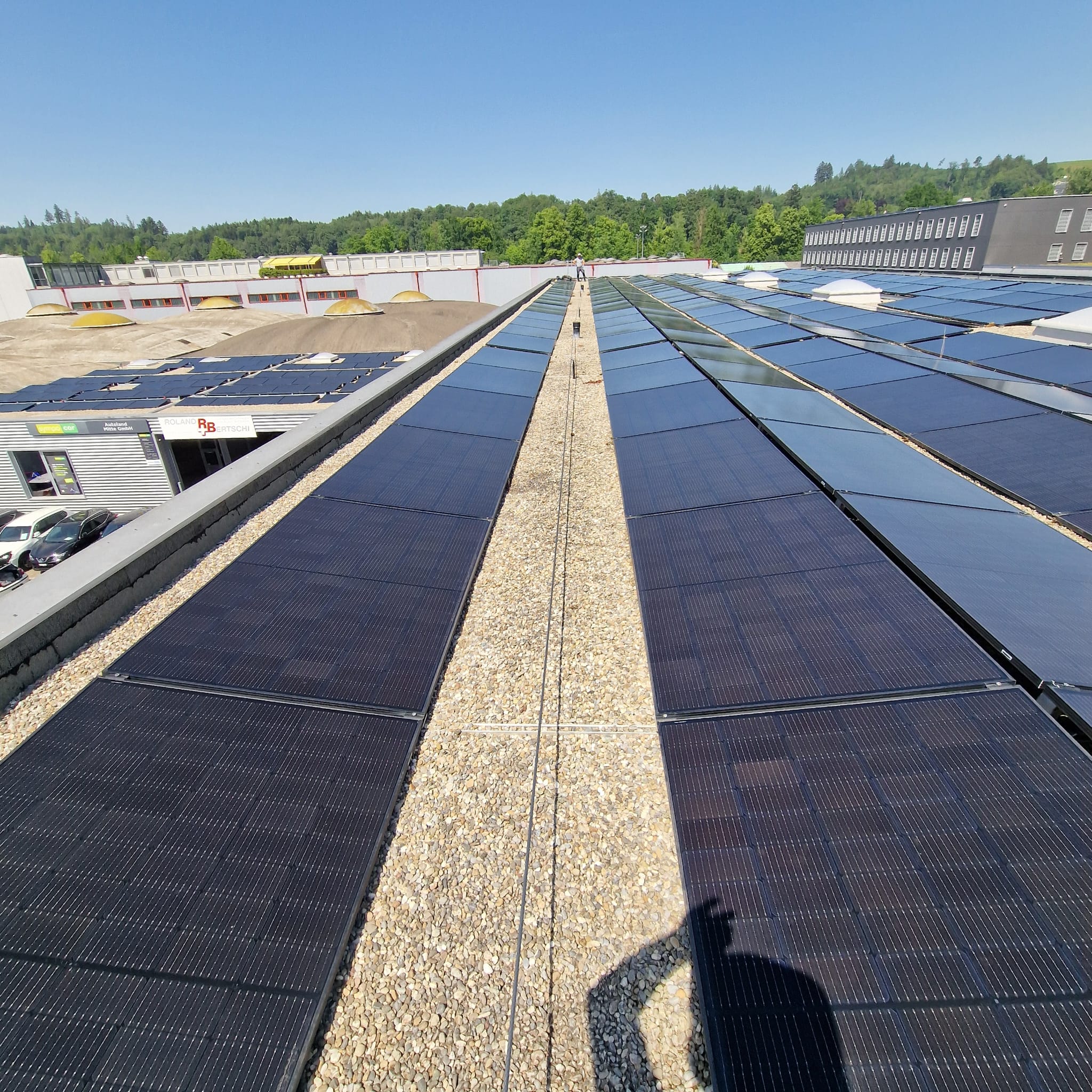 Reihen von Solarmodulen auf einem Gewerbegebäude in Solothurn