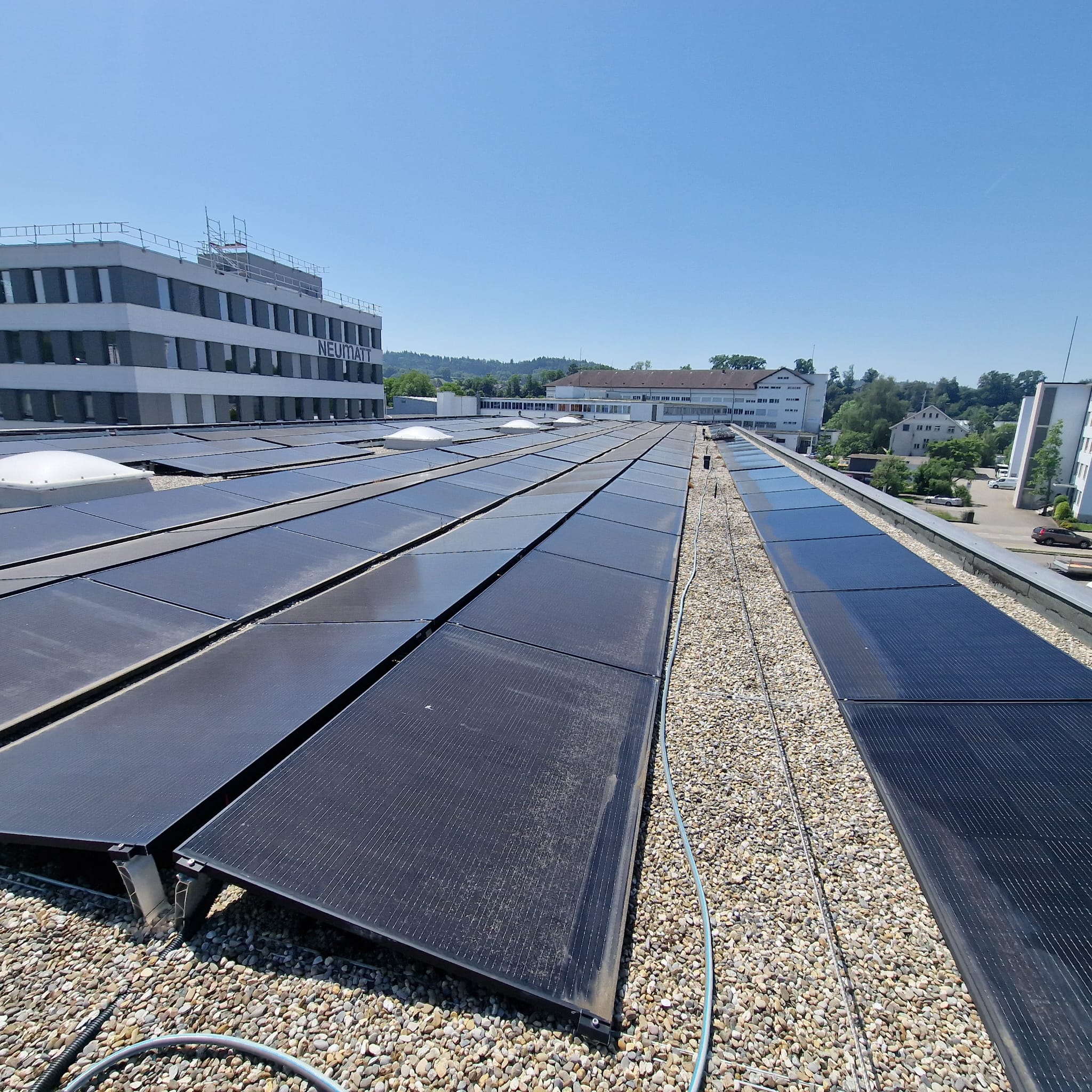 Grossflächige Photovoltaikanlage auf einem Flachdach in Solothurn