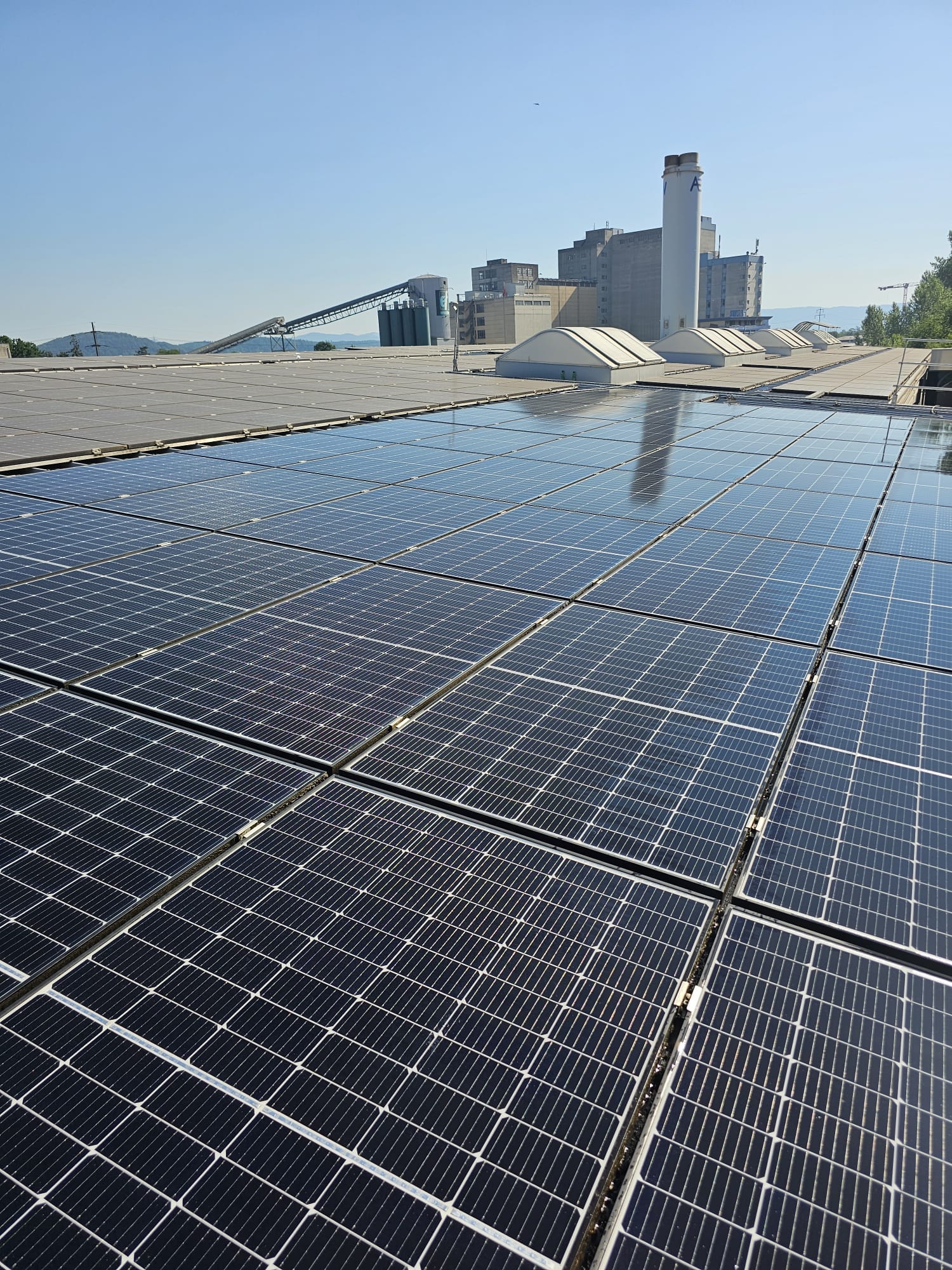 Photovoltaikanlage auf einem Gewerbedach im Kanton Aargau