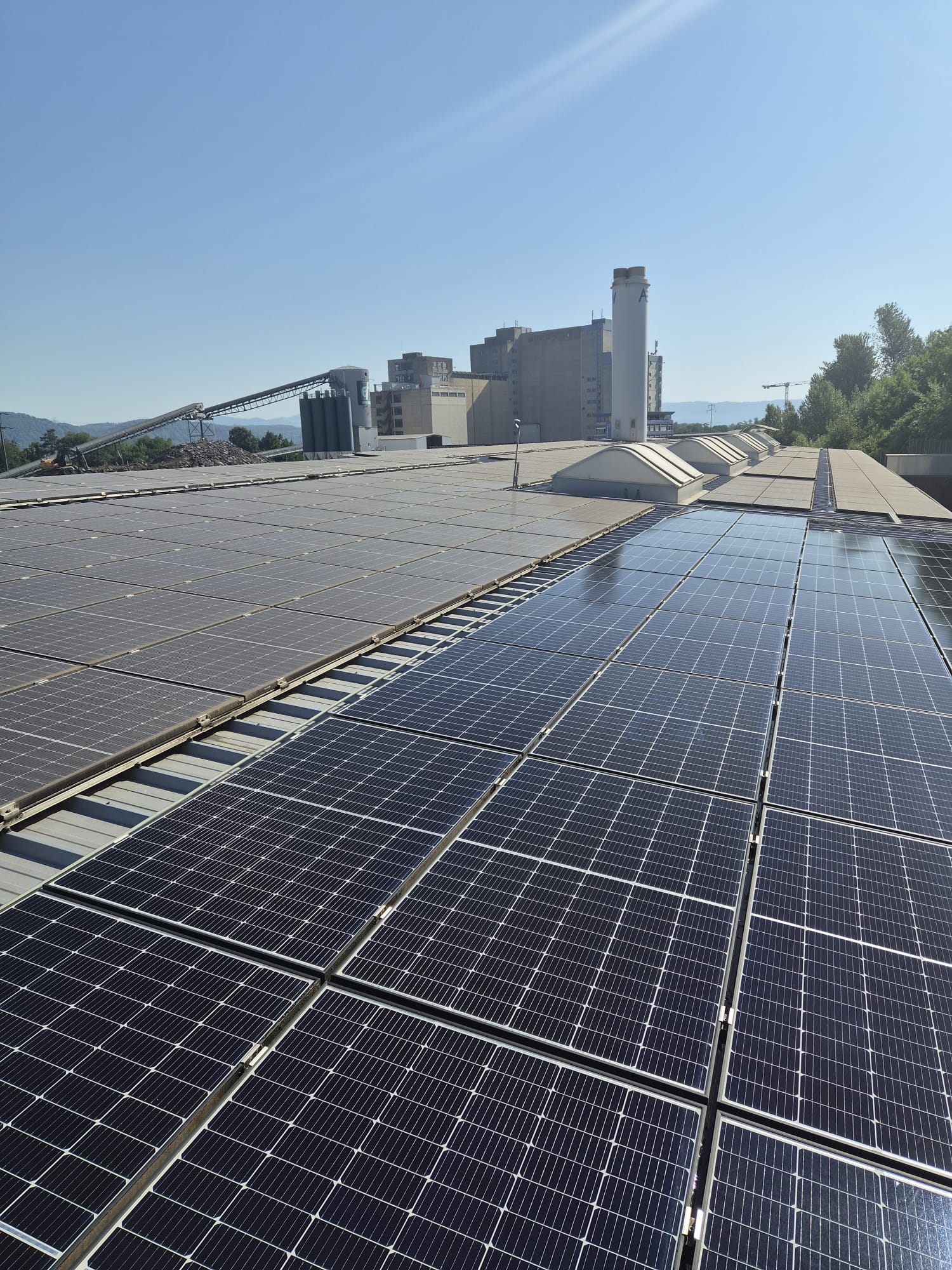 Grossflächige Solarmodule auf einem Industrie- und Gewerbedach im Aargau