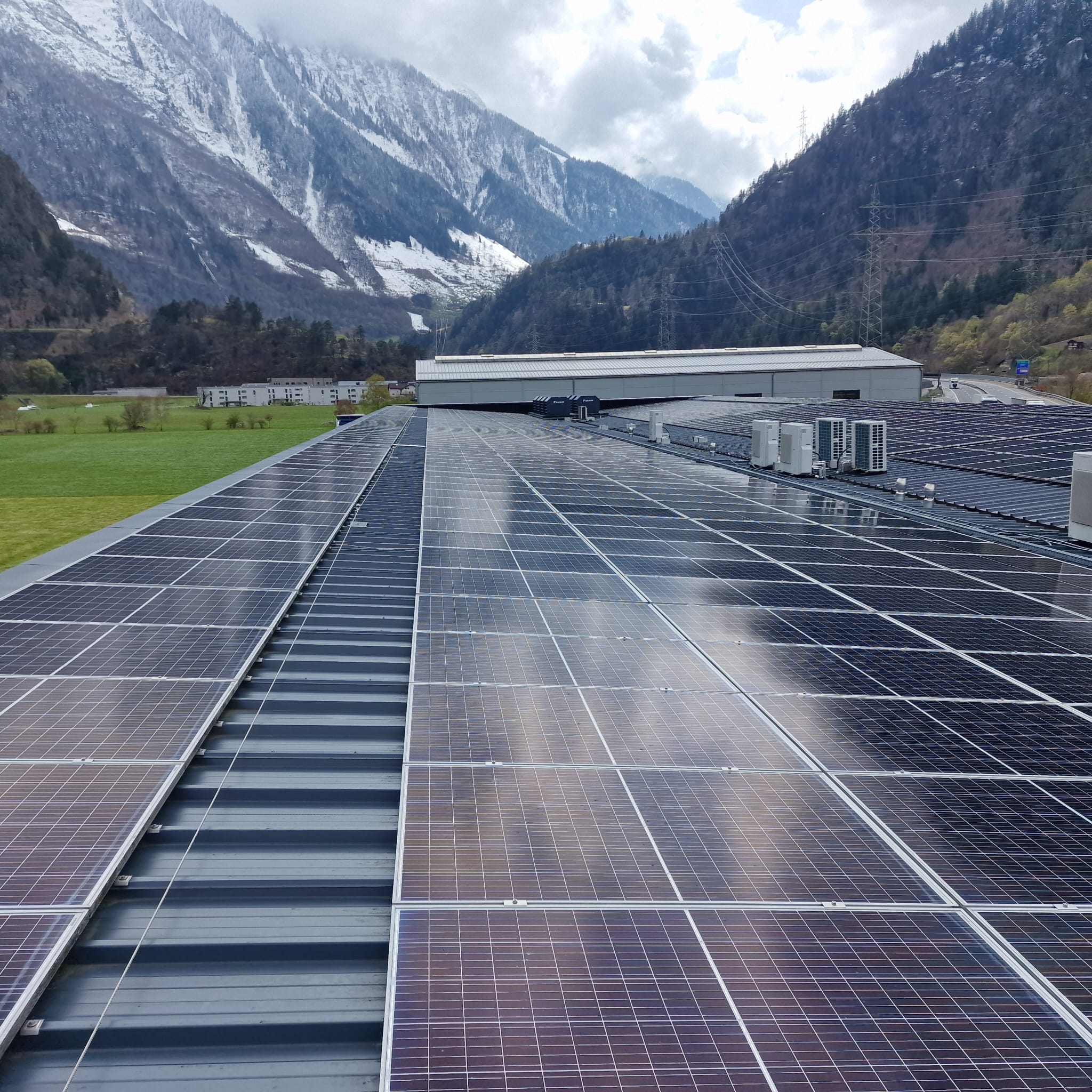 Grossflächige Photovoltaikanlage auf einem Industriegebäude im Tessin