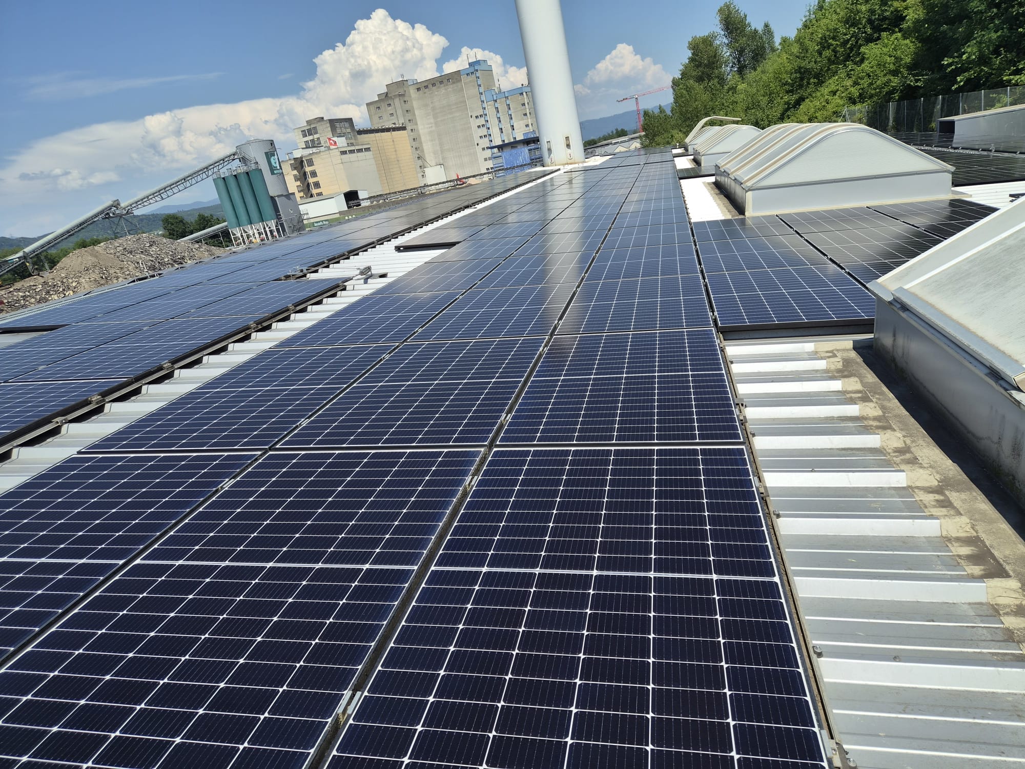 Grossflächige Solarmodule auf einem Industrie- und Gewerbedach im Aargau
