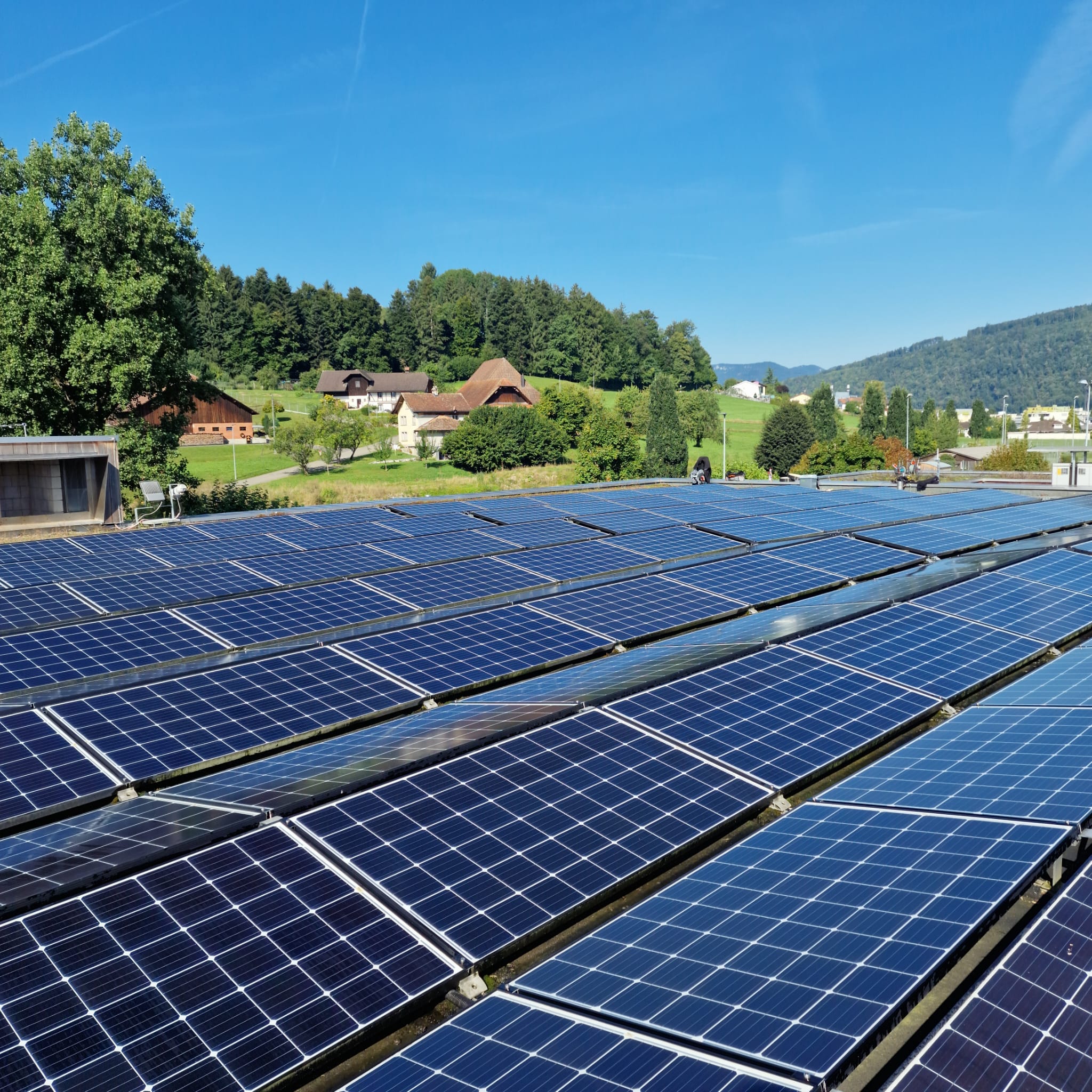 Grossflächige Photovoltaikanlage auf dem Dach eines Schwimmbadgebäudes