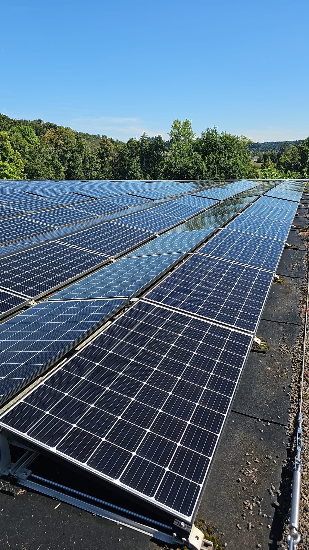 Reihen von Solarmodulen auf einem Schwimmbadgebäude