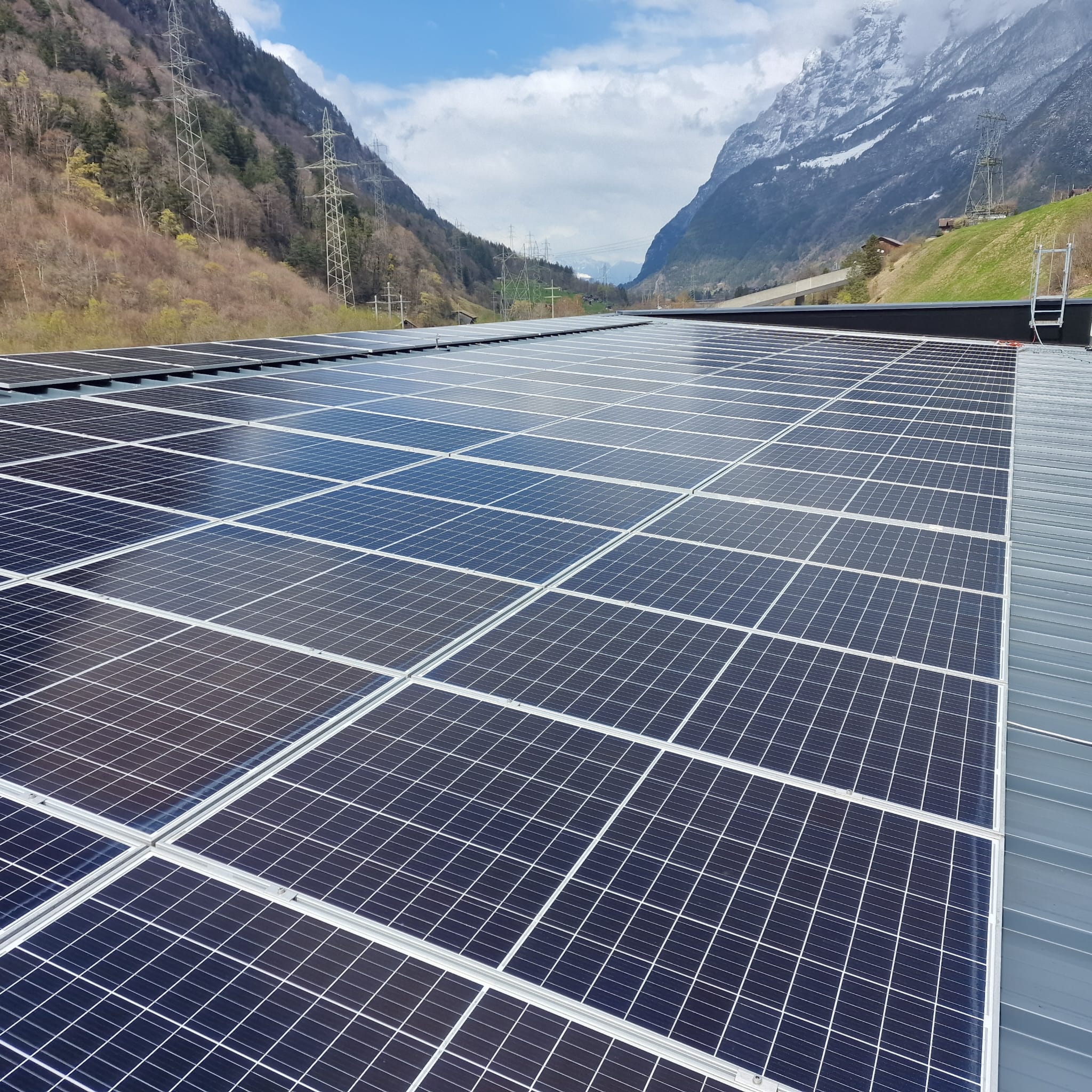 Photovoltaikmodule auf einer Industrieanlage in der Bergregion des Tessins