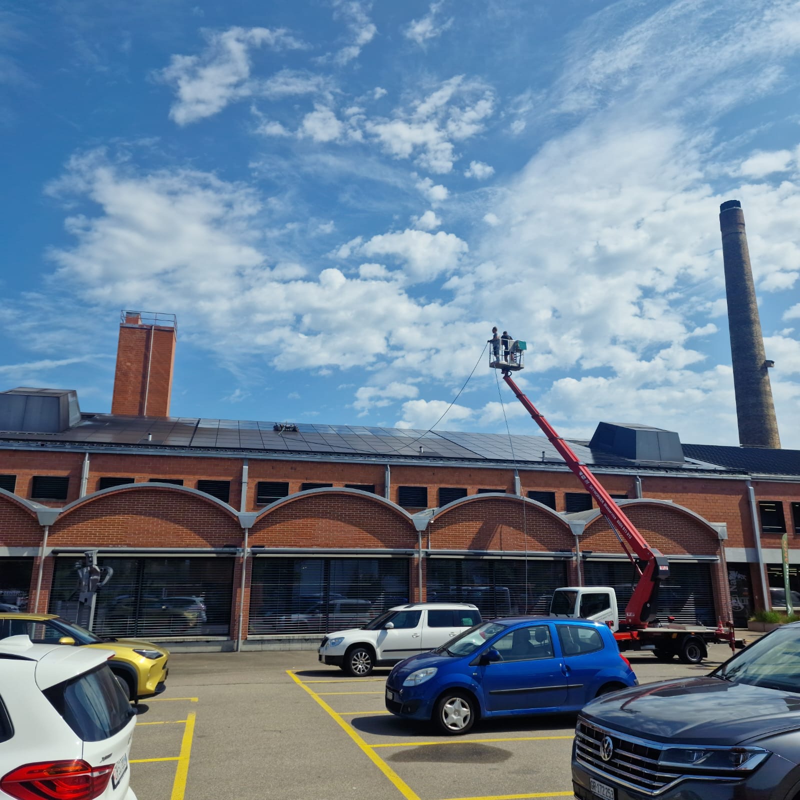 Gereinigte Solarmodule auf einem Industriedach in Winterthur