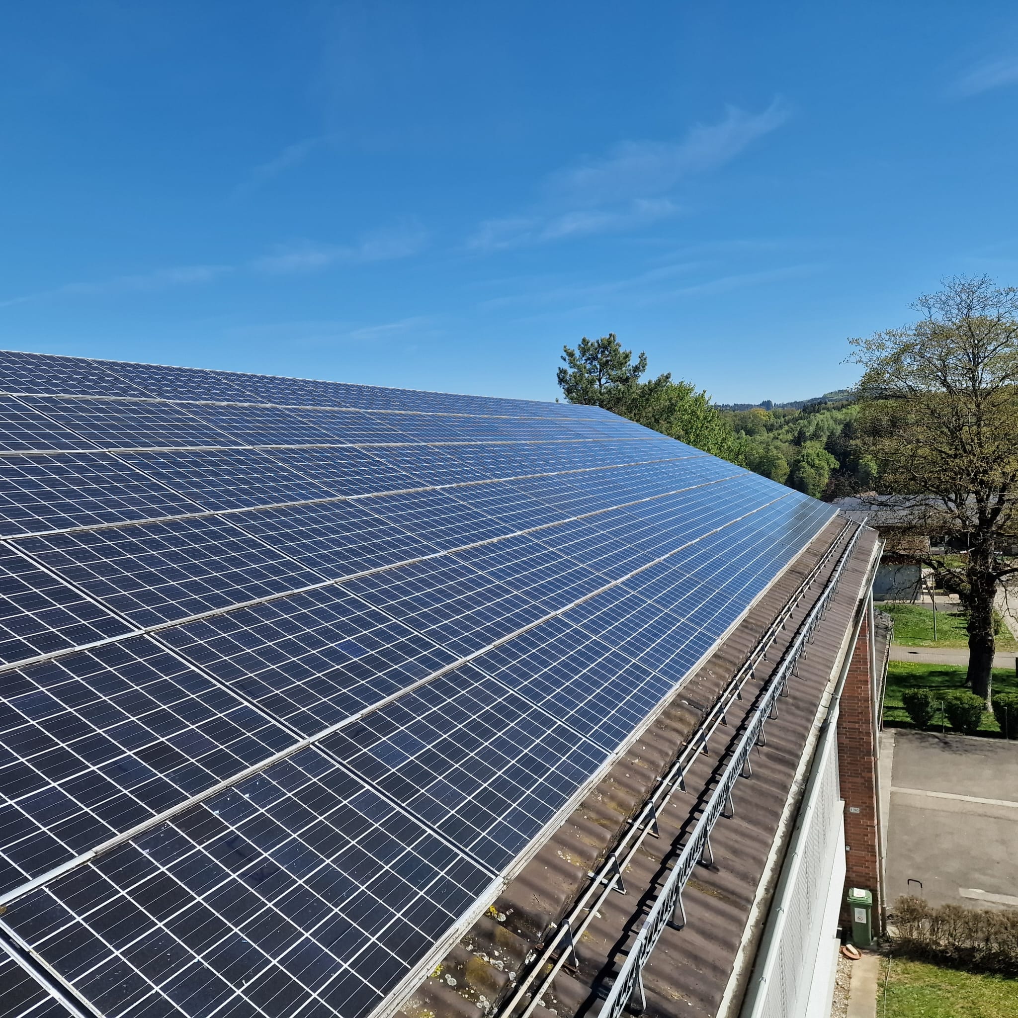 Hebebühne bei der professionellen Reinigung einer erhöhten Solaranlage