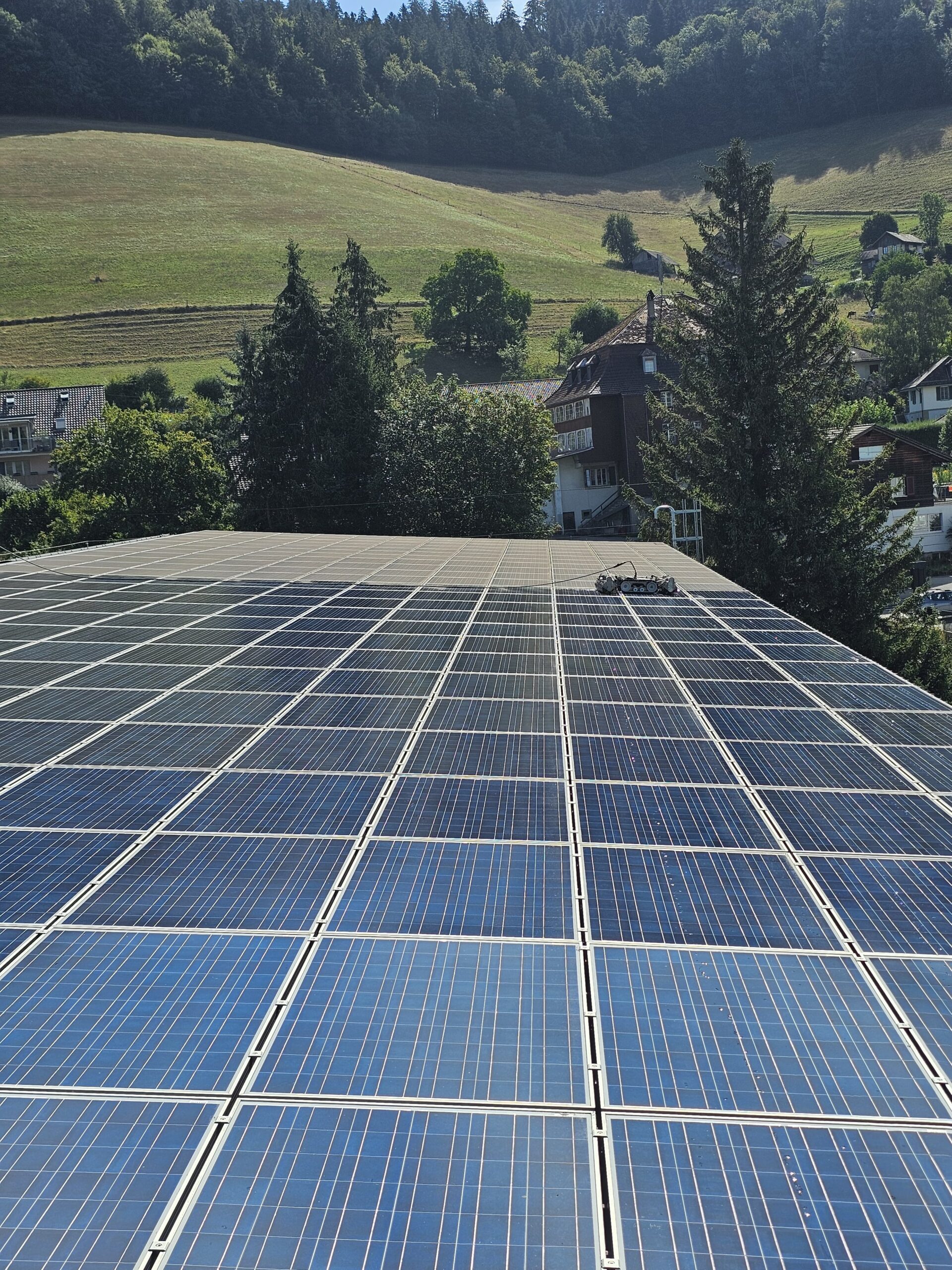 Reihen von Solarmodulen auf einer grossen Gewerbeanlage in Zürich