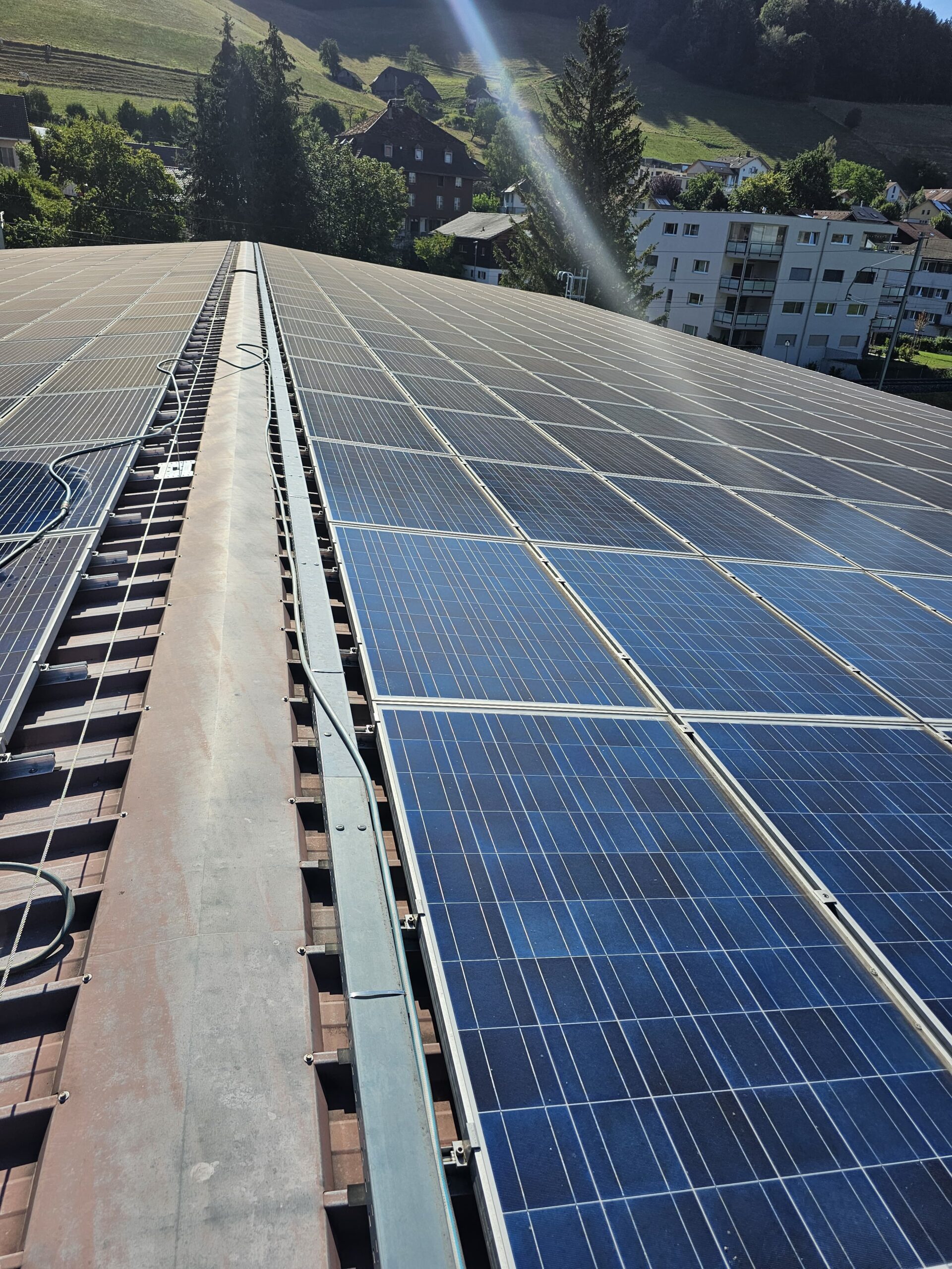 Photovoltaikmodule auf einem Landwirtschaftsgebäude in ländlicher Umgebung