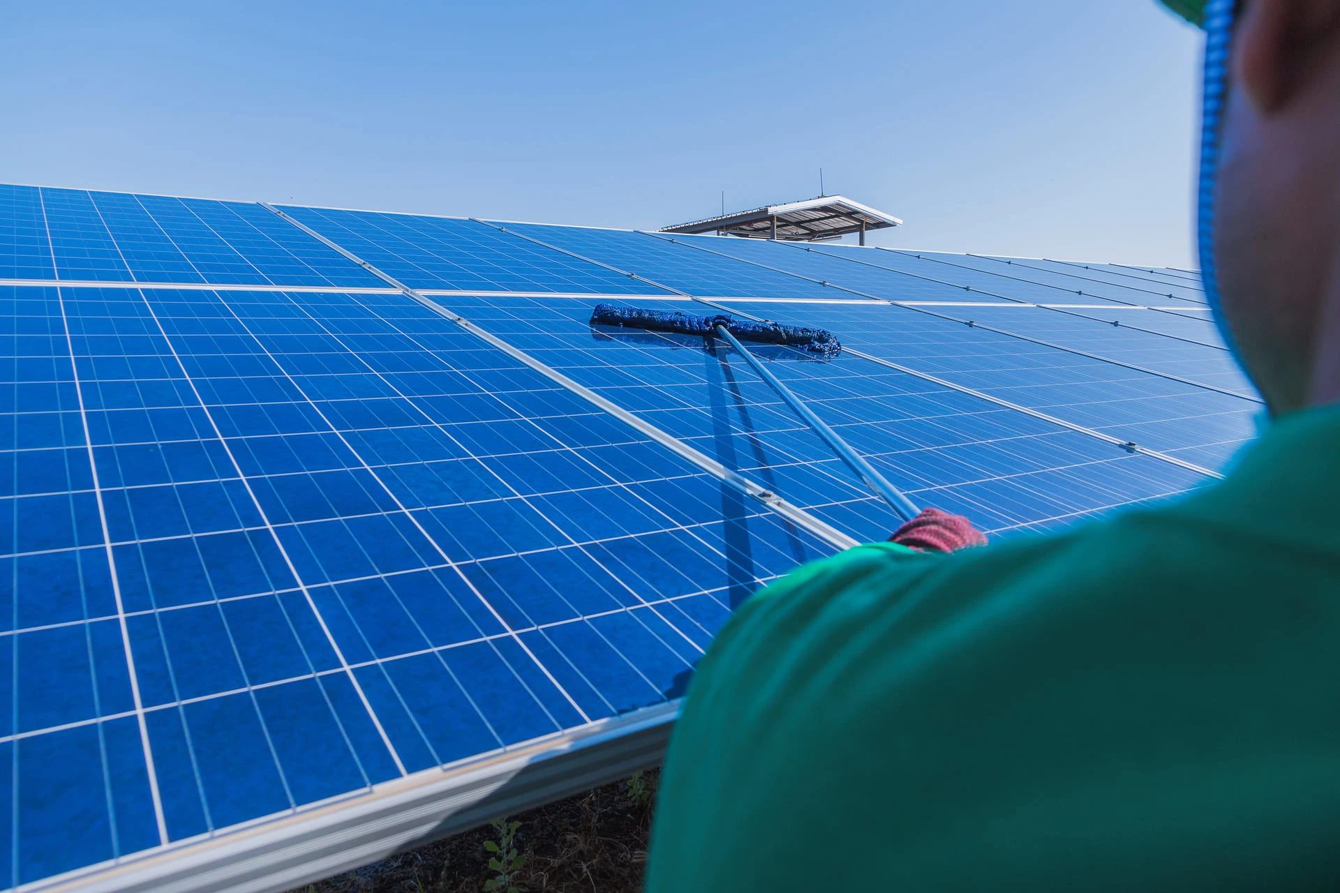 Mitarbeiter bei der professionellen Reinigung einer Solaranlage im Kanton Solothurn