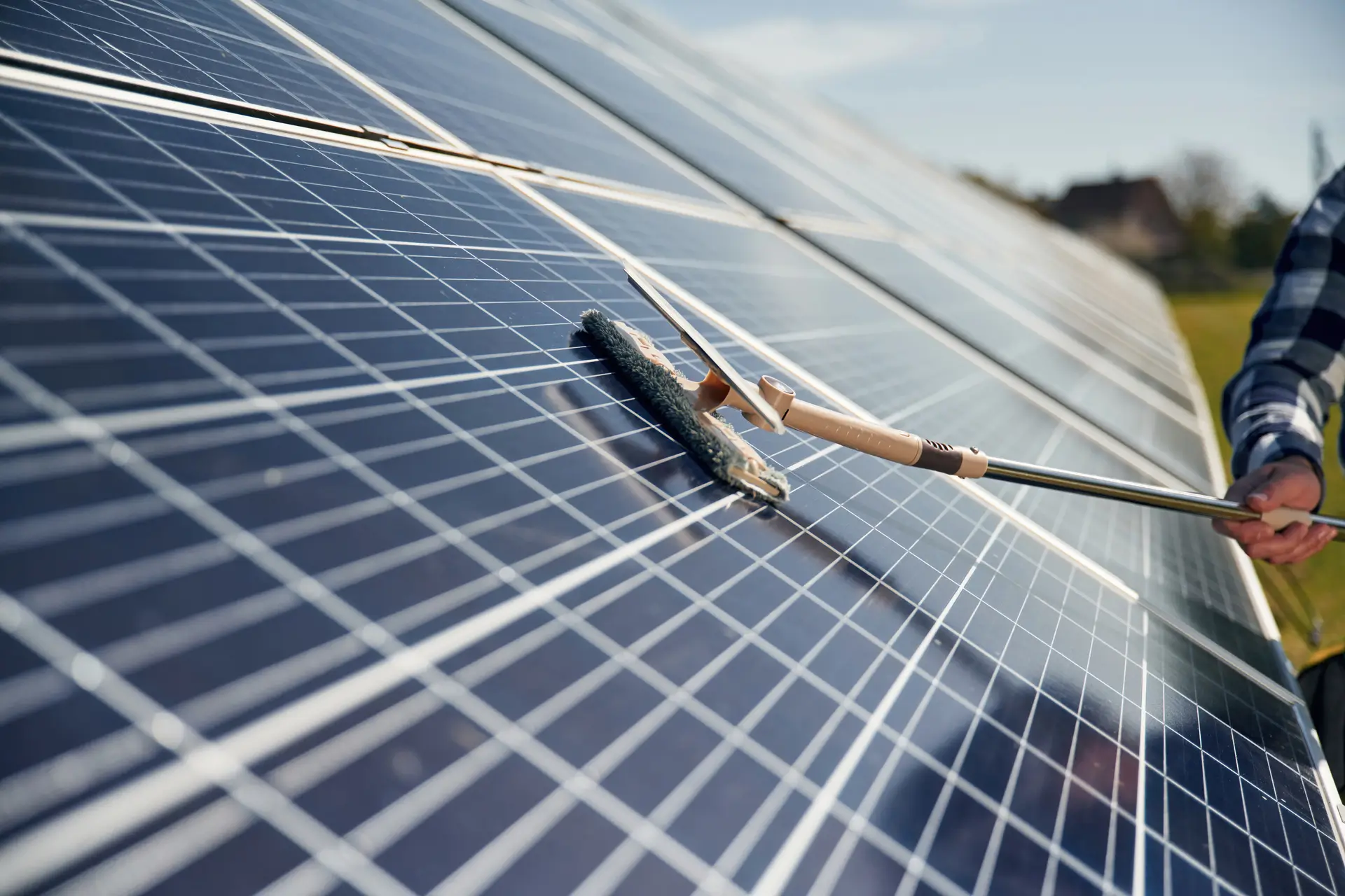 Rotorbürste bei der Reinigung von Solarmodulen eines Landwirtschaftsbetriebs
