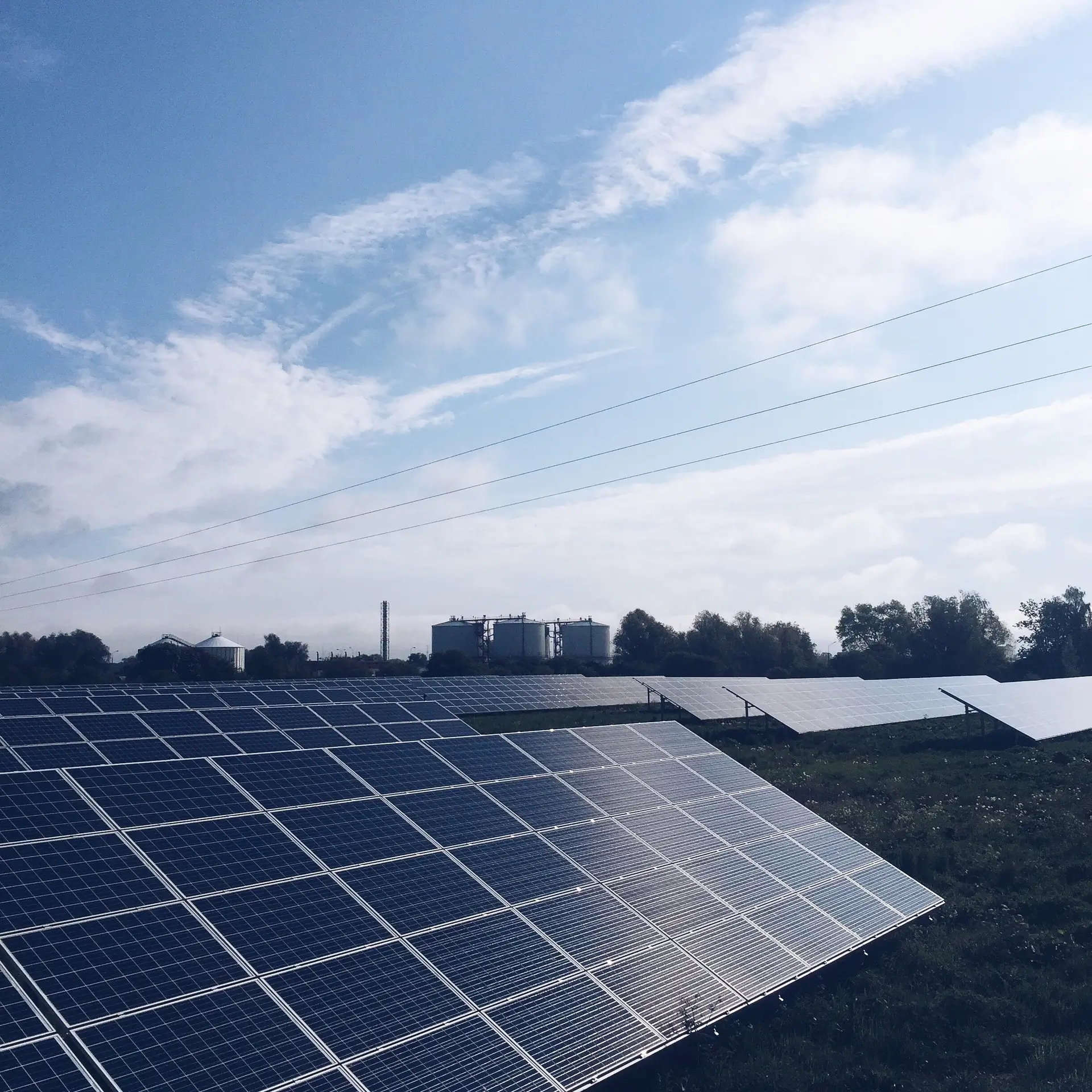 Professionelles Reinigungssystem auf Solarmodulen eines Landwirtschaftsgebäudes