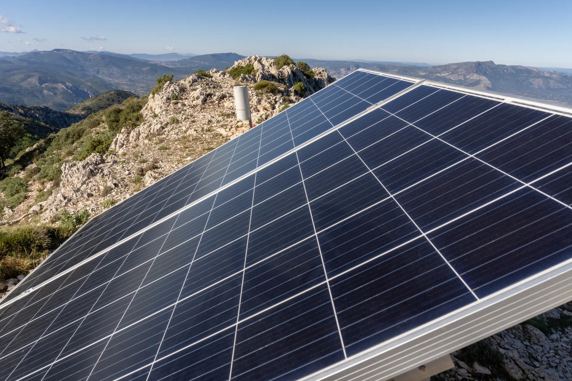 Professionelles Reinigungssystem auf Solarmodulen in einer Bergregion